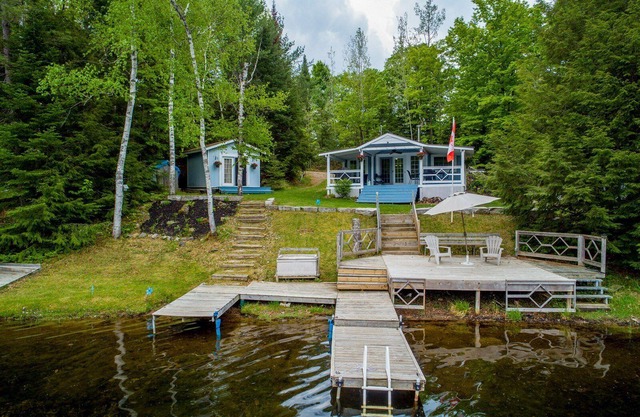 La Bella Vista Lakehouse -Lake Life Awaits: Quaint Cottage with Modern Amenities