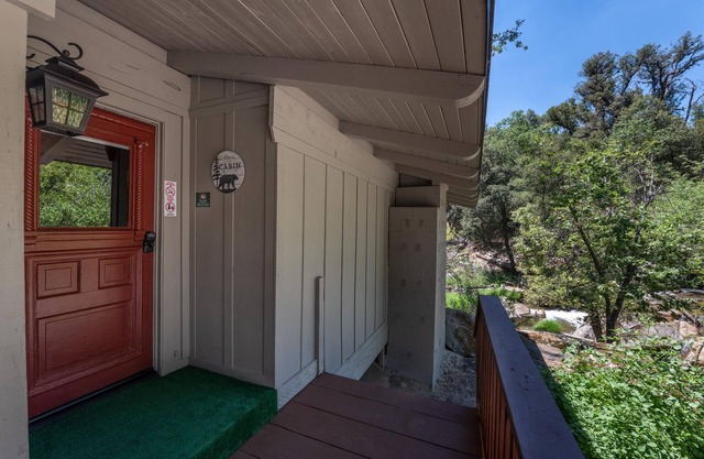Creek Front Eigenschaft, WiFi, AC, Netflix! Dieses atemberaubende Haus mit zwei Schlafzimmern und zwei B ...