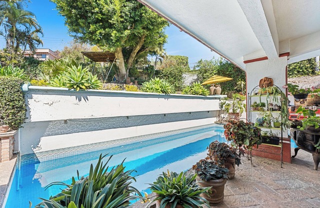 La Casa del Arte with pool and Jacuzzi, palapa with barbecue and garden.