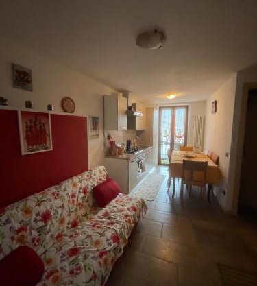LA CASA DI PUCCI nel borgo affrescato di PARLASCO