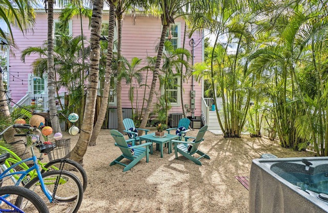 LA CASA ROSADA ~ Perfectly Located 2 BR, 2.5 Ba Home w/ Private Hot Tub!