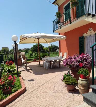 La casa tra verde e mare