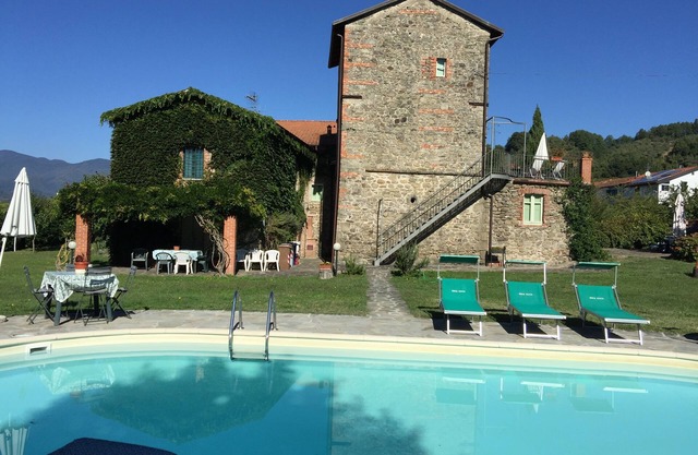 La Casatorre di Ponticello. Casale di campagna con ampio giardino e piscina