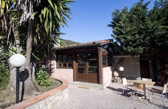 La Casina al Bucine sleeps 3 in a private villa surrounded by greenery