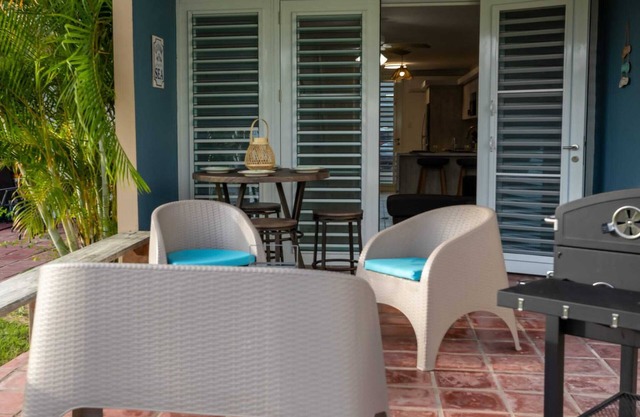 La Casita. Charming Family Villa just steps from the beach. Full/AC and Wifi.