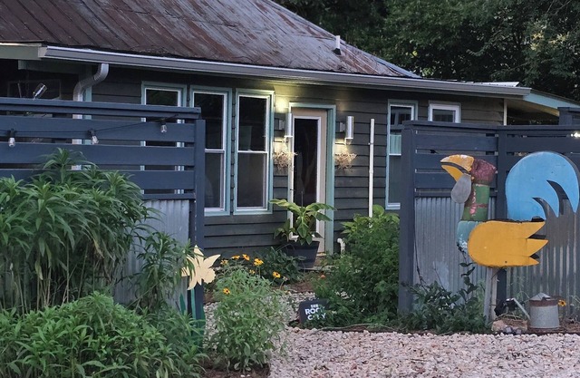 New listing! Cozy studio HOUSE with hot tub/private back yard in good ole Athens