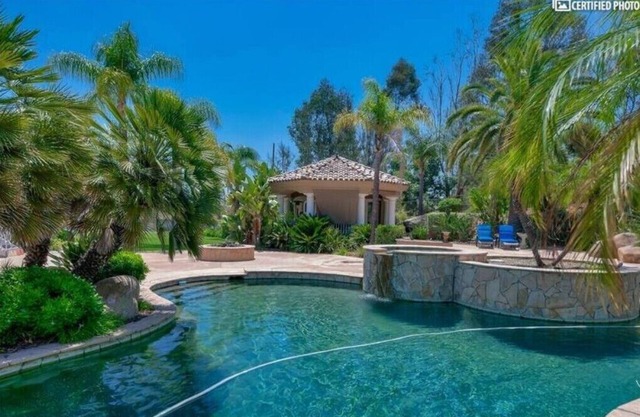 La Casita De Poway in San Diego, super close to great hiking trails.