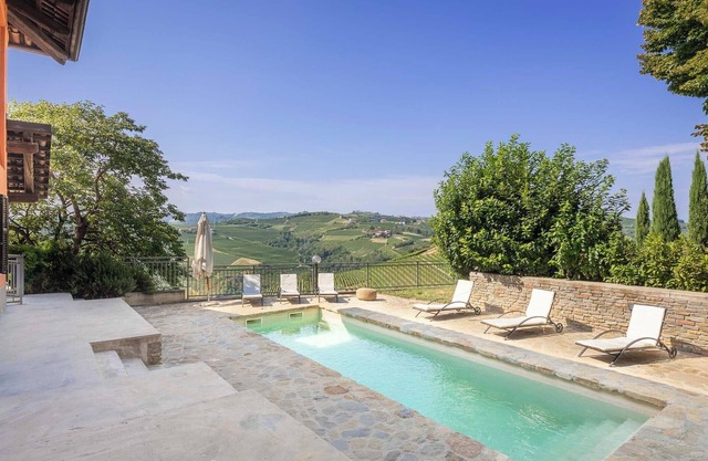 La Dimora delle Langhe - Pool and private vineyard on the Neive hills
