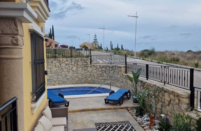 La Finca Golf Barbara Anns nach Westen ausgerichteter Gartenblick zum Clubhaus, WiFi-Klimaanlage