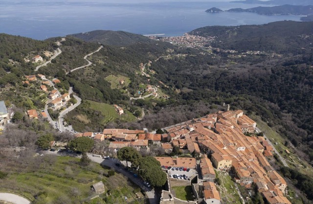 La Fortezza with attention to detail with a splendid view of Marciana