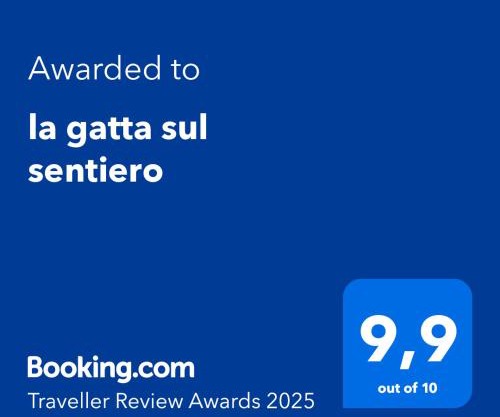 la gatta sul sentiero