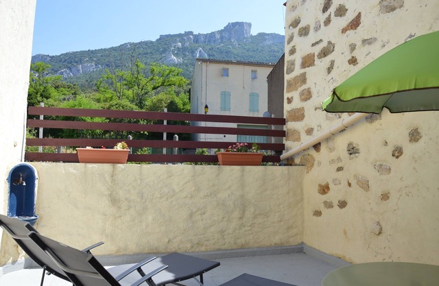 Klimatisiert, Blick auf das Schloss von Peyrepertuse, völlige Trennung