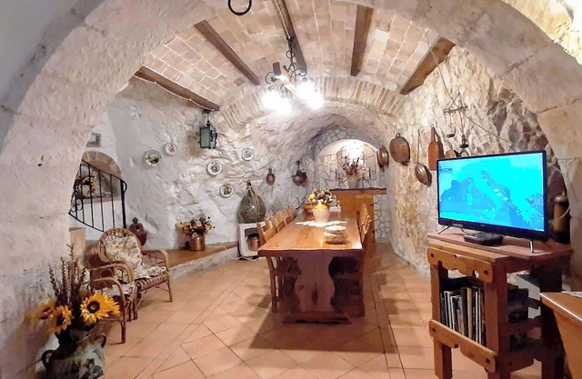 La Grotta di Nima, Casa Vacanze dal Fascino Rustico tra Roccia, Legno e Mattoni