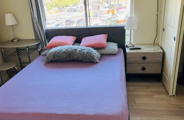 LA guest room with private bathroom free parking