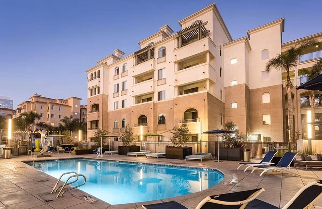 La Jolla Crossroads – Luxe 1BRs with resort pools, spa, and artful design.