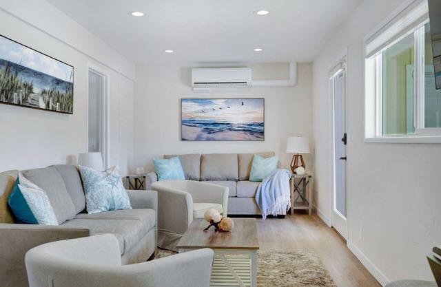 La Jolla Shores Beach Bungalow. Steps to the Beach, Shopping, Restaurants & more
