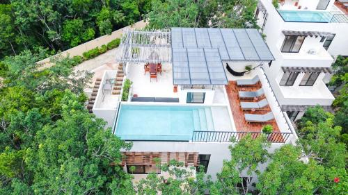 La Linda Luxury Two Story Apartment Huge Terrace Next to the Pool
