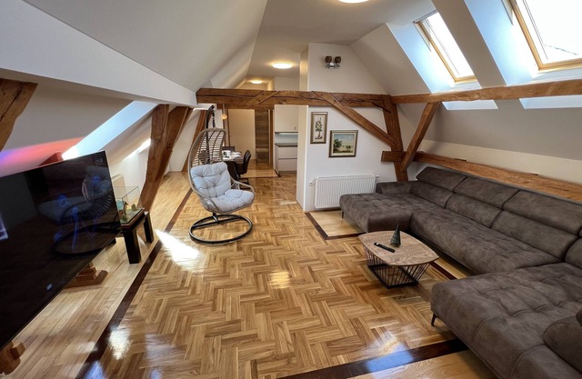 La Luna ⭐⭐⭐⭐⭐ Rustic Deluxe Apartment with free Jacuzzi and Bikes
