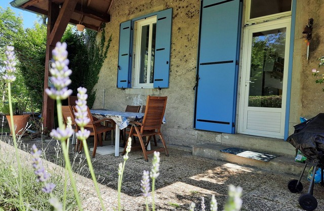 DAS ALTE BLAUE HAUS RENOVIERTE SCHULE MIT GARTEN 4 PERS DORF 5MN VON DEN SEEN