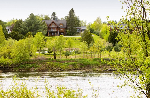 La maison en bois rond vous offre des chambres majestueuses à couper le souffle.