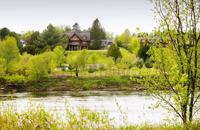 La maison en bois rond vous offre des chambres majestueuses à couper le souffle.