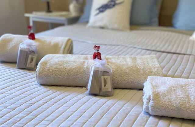 La Marina Apartment mit Pool und kleiner Terrasse