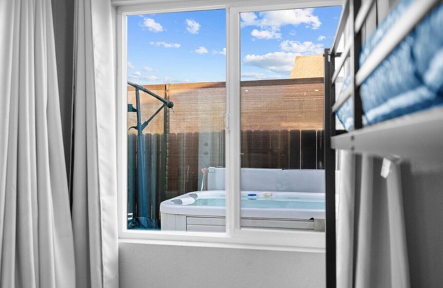 La Mesa Gem: Games, Hot Tub & Pickleball Court