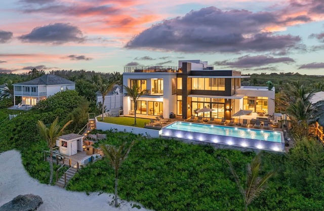 La Palmeraie Modern House, Oceanfront, private beach, rooftop deck, maid & more!