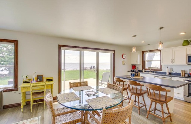 La Petit Maison - Lakefront Oshkosh Home!