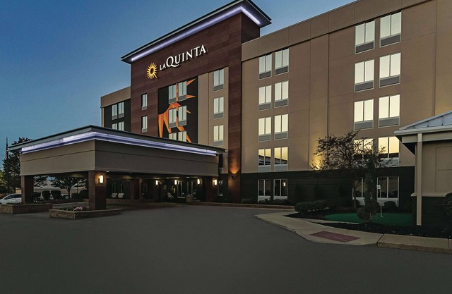 La Quinta Inn & Suites by Wyndham Cleveland Airport West