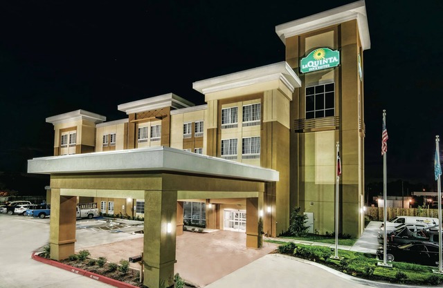 La Quinta Inn & Suites by Wyndham Victoria - South