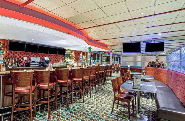 La Quinta Inn & Suites by Wyndham Stamford / New York City