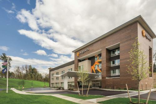 La Quinta Inn & Suites by Wyndham Clifton Park Saratoga Area 1749 Route 9