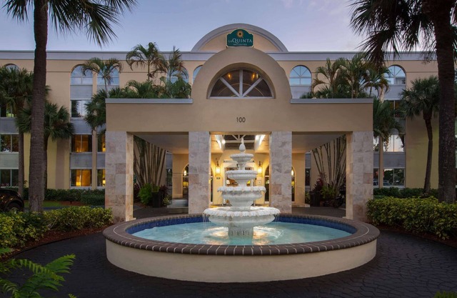 La Quinta Inn & Suites by Wyndham Deerfield Beach I-95