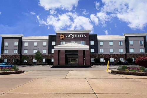 La Quinta Inn & Suits by Wyndham Pontoon Beach IL