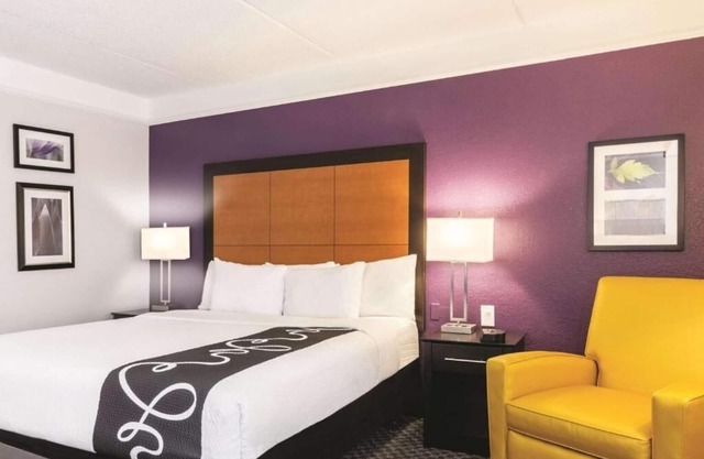 La Quinta Orlando | 1 King Bed | Free Shuttle & Breakfast | Onsite Pool | Gym