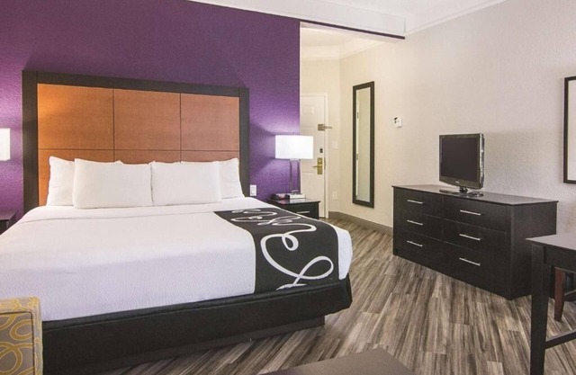 La Quinta Orlando | Executive King | Free Shuttle & Breakfast | Pool| Near MCO