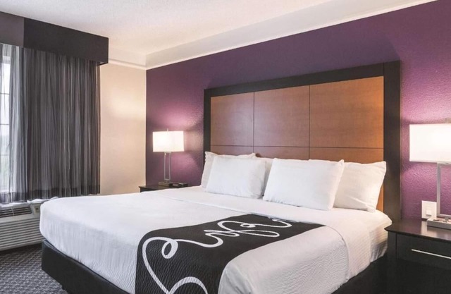 La Quinta Orlando | King Suite | Sofa Bed | Free Breakfast & Shuttle | Pool