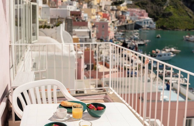 La Romantica | Corricella Terrace