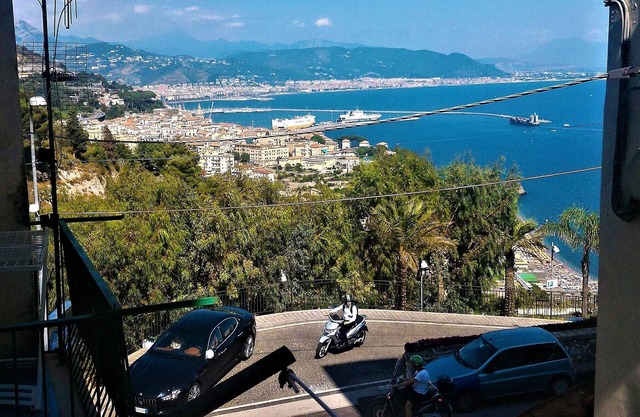 Apartamento estudio LA SCALINATELLA con vista al mar, estacionamiento y parada de autobús frente a la casa