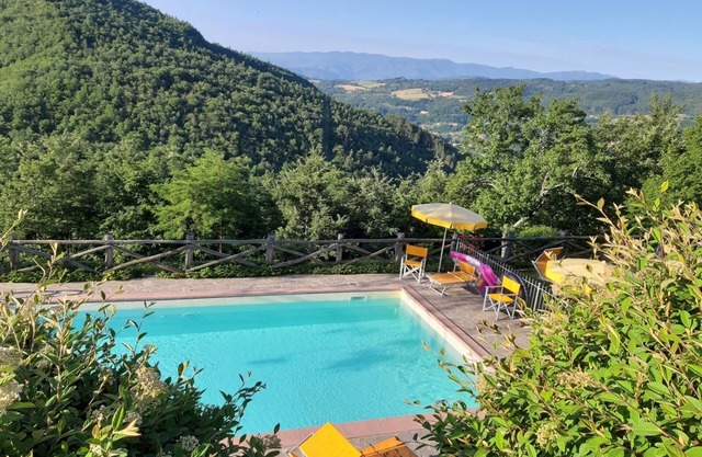 LA SCATOLAIA panoramic Villa on Tuscan hills with private pool and fenced garden