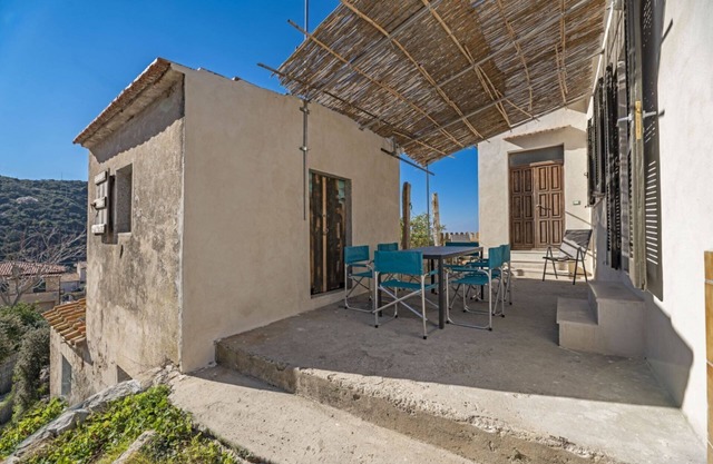 Detached house La Scogliera del Calello with sea view in the center of the village of Pomonte, 500 m