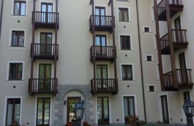LA THUILE: LANDZENTRUM. NEU möbliertes Apartment mit einem Schlafzimmer direkt an den Skigebieten. Sommerwanderungen Parkplatz, Keller.
