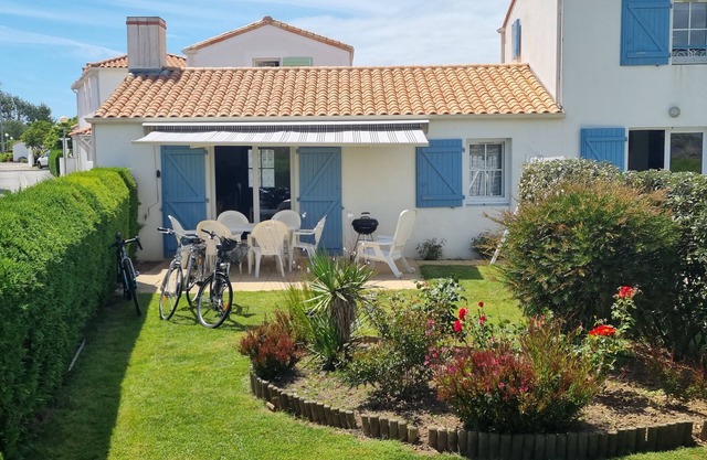 "La Vendéenne" house in residence with swimming pool, near beach.