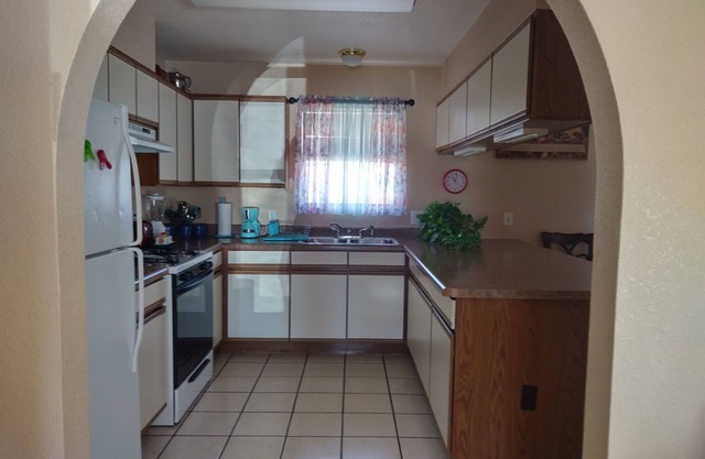 La Vida Nueva Entire House Near Downtown 4 bedrooms/2 baths