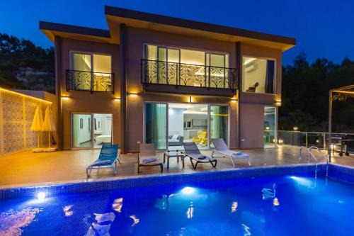 LA VILLA CELINE- XLarge villa complete privacy in nature, pool with wonderful view