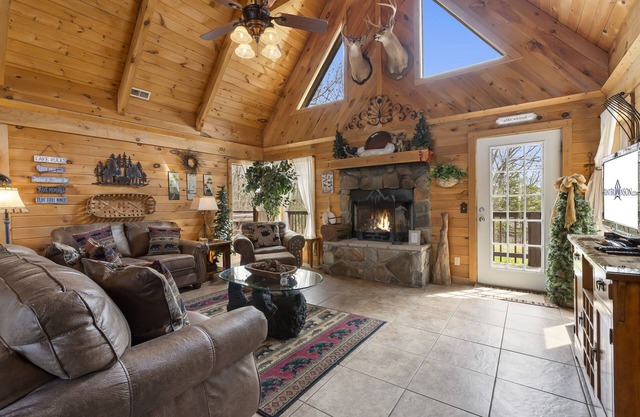 Labor Day Open, Real Log Cabin Near Big Cedar w Pvt Fire Pit Hot Tub Wood View Free Tickets