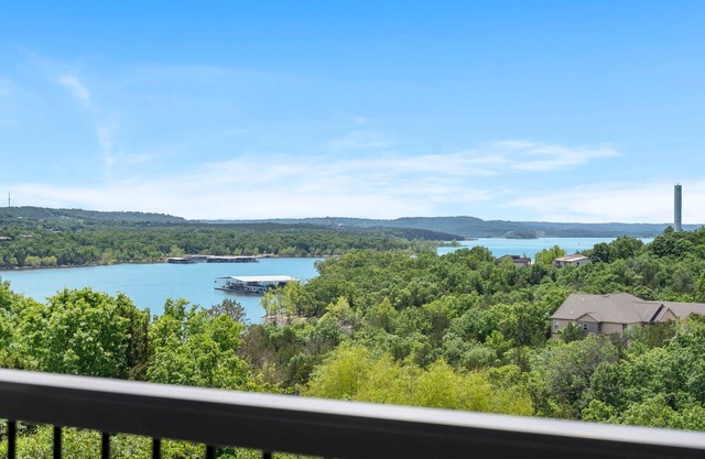 Spacious Condo-Great Lake Views- Silver Dollar City 1 mile! 1204!