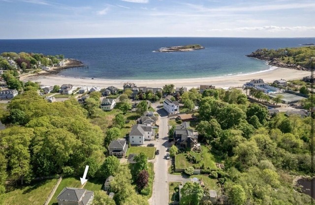 DOG friendly in Manchester-by-Sea: Walk to beach, shops and restaurants