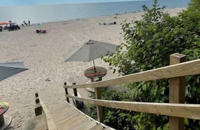 Labrador Lake - A comfy beach house w/ private beach access a few steps away!!